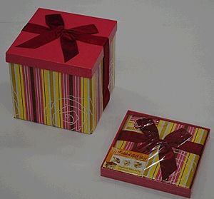 Kihajtogatható ajándékdoboz 17,5 cm - Csíkos, rózsás