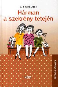 Hárman a szekrény tetején