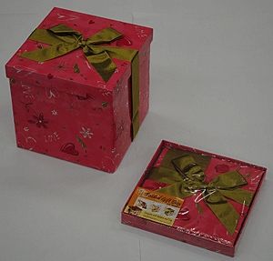 Kihajtogatható ajándékdoboz 17,5 cm - Piros, szívecskés