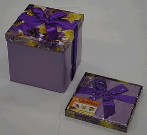 Kihajtogatható ajándékdoboz 17,5 cm - Lila, virágos